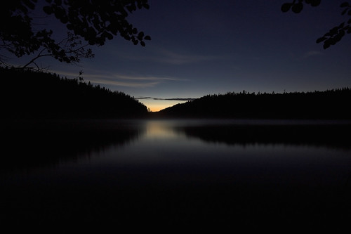 sunset lake reflection nature water silhouette night forest suomi finland dark landscape evening twilight pimeä maisema vesi luontokuva metsä ilta luonto yö naturephotography järvi auringonlasku heijastus lakescape siluetti hämärä kuhmoinen isojärvi kylämä luonnonvalokuvaus