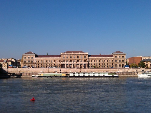 Día 2: Hungría (Budapest: Ujlipotvaros. Isla Margarita. Obuda. Vizivaros y Colina del Castillo con Puente Szechenyl, Hotel Gellert, Castillo, Palacio Real y Bastión Pescadores, etc).