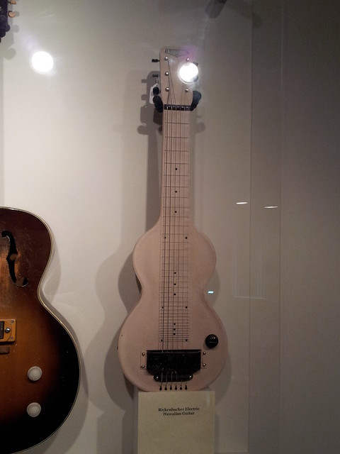 Photo：Rickenbacker electric hawaiian guitar (1930s) By doryfour