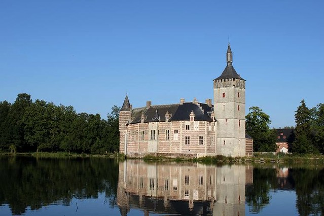 Horst Castle and mirror image in water