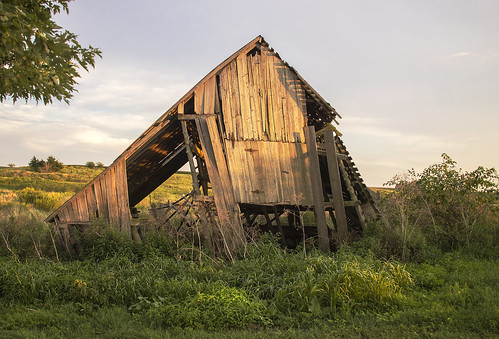 country countryside barn wooden delapidated old decaying fallingapart farmland evening landscape scene scenery stevefrazierphotography midwest america rural boards