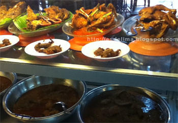 Kuliner Lotek Martabak Sate  Masakan Padang  di Kuala  