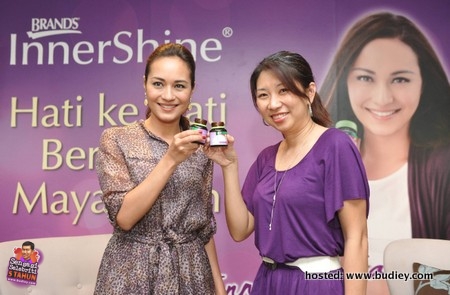 Innershine Lah Dulu! Maya Karin Posing With Ms. Carmen Liew, Marketing Manager Of Cerebos Malaysia