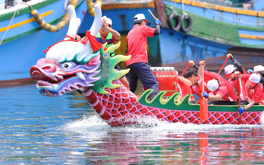 Dragon Boat Festival Taiwan / Photos "adding oil" at the Dragon Boat