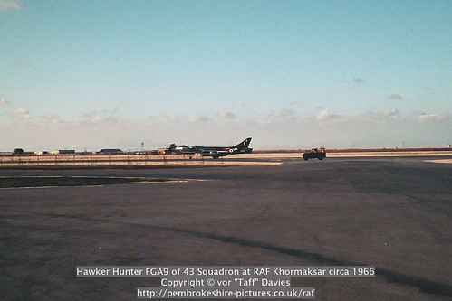 aircraft aviation military jet 1966 1967 hunter yemen 1960s raf hawker airfield 1965 aden airbase scannedslide onflickr royalairforce gulfofaden arabianpeninsula hawkeraircraft hunterfga9 fga9 rafkhormaksar voigtländervitoc fightergroundattack hawkeraircraftlimited