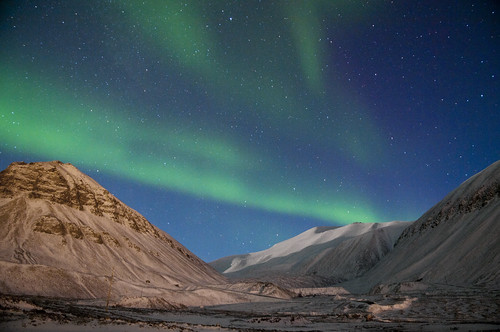 mountain green landscape svalbard arctic polar northernlights auroraborealis longyearbyen nordlys sarkofagen nybyen