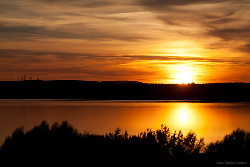 sunset lake sol de lago atardecer fuente laguna piedra