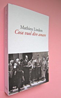 Mathieu Lindon, Cosa vuol dire amare; Barbès 2012. [resp. grafica non indicata]; fotog.: A. Robbe-Grillet, C. Simon, C. Mauriac, J. Lindon, R. Pinget, S. Beckett, N. Sarraute, C. Ollier, 1959 © M. Dondero. Dorso, cop. (part.), 1