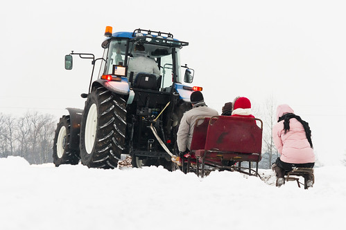 Tractor New Holland T5 - sleigh ride