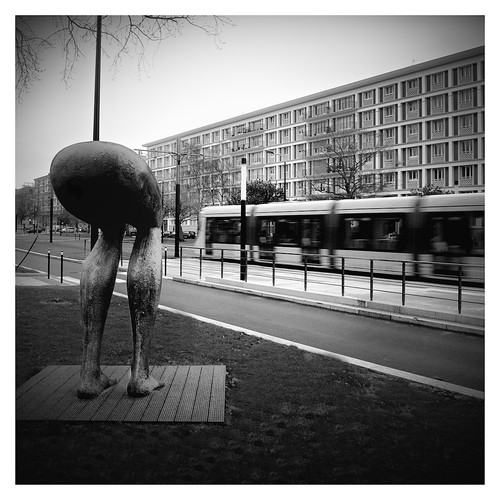 france statue bronze noiretblanc streetphoto normandie bandw fr tramway mouvement lehavre photoderue seinemaritime hautenormandie 2013 henkvish
