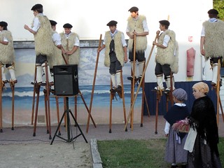 Exhibición de folklore landés en el village de Seignosse.