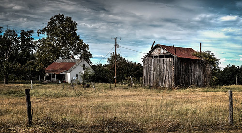 pittslyvania farm barn logbarn tobaccobarn curingbarn oldhouse abandonedhouse abandoned xt1 fujifilm bobbell virginia clouds sky fence rural