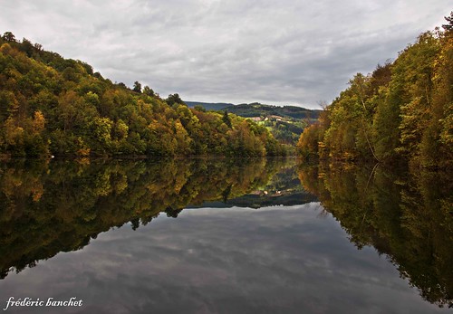 nature automne eau lac reflet ciel nuage paysage foret rhonealpes parcdupilat