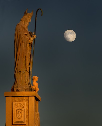 sunset moon statue texas dusk stpeter roundtop festivalhill roundtoptexas edythebateschapel orangestatue roundtopfestival bateschapelroundtop