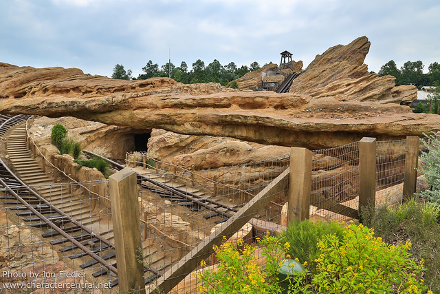 HKDL Oct 2012 - Exploring Grizzly Gulch
