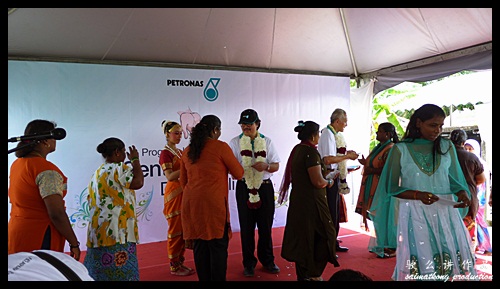 YBhg Dato Medan & YBhg Datuk Rahim presenting money packets to 142 families of Kampung Wellington : Sentuhan Kasih Deepavali with Petronas