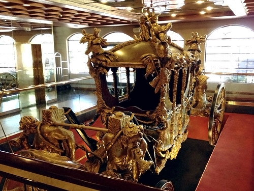 arizona carriage royal lobby replica gilded royalty lakehavasucity gilt goldstatecoach londonbridgeresort iphone4s britishroyaltycarriage
