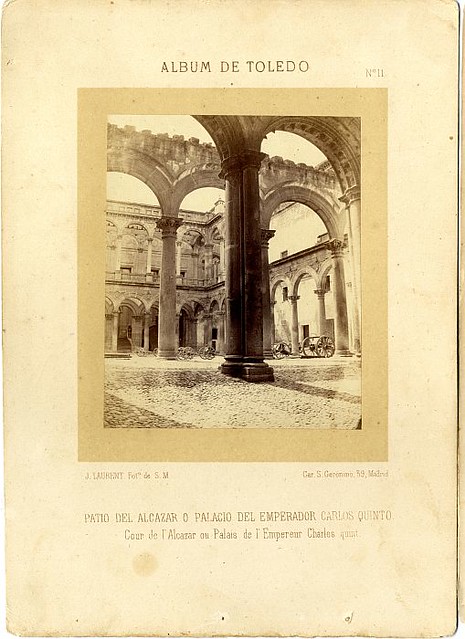 Patio del Alcázar de Toledo hacia 1860. Fotografía de Jean Laurent incluida en un álbum sobre Toledo © Archivo Municipal. Ayuntamiento de Toledo