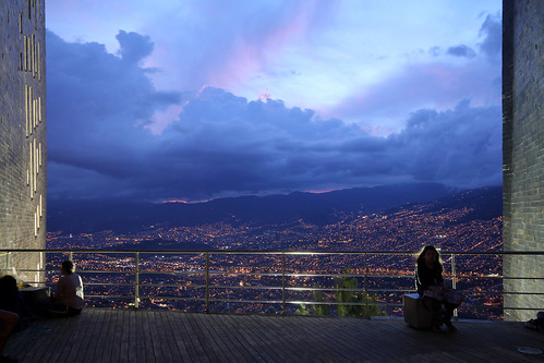 travel mountain silhouette night canon colombia cityscape view library sigma wideangle 1020mm barrio medellin santodomingo paisas miple t2i bibliotecaespaña spainlibrary mapes24