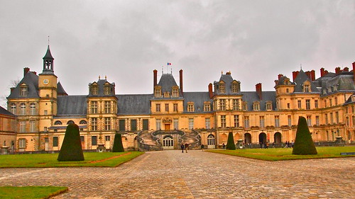 tourism architecture îledefrance royal palace tourists architectural historic historical chateau touristattraction seineetmarne chateaudefontainebleau palaceoffontainebleau mickyflick horseshoeshapedstaircase