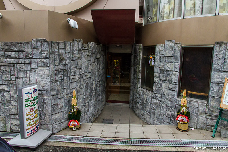 Kadomatsu a la entrada de un love hotel
