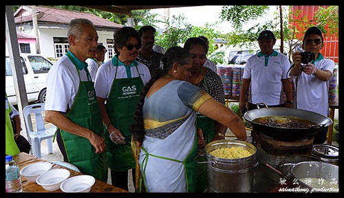 Learning how to do vada (Indian Food) : Sentuhan Kasih Deepavali with Petronas @ Kampung Wellington, Manjung, Perak