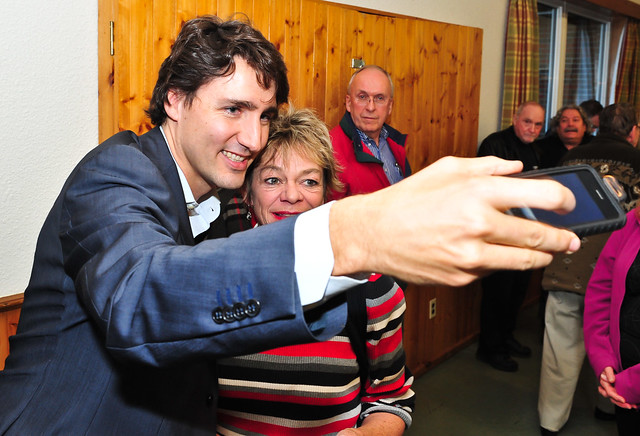 Justin meets supporters in Port Perry, Ontario. Justin rencontre des sympathisants à Port Perry. Nov 14, 2012. (Photo by Joe Pacione)