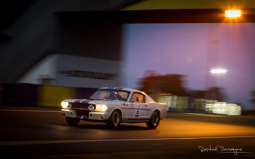 le mans classic 2016 lemansclassic canon eos 7d mark ii canoneos7dmarkii l series lseries catchy colors race car racing racer endurance historic motorsport legend sarthe circuit track piste peter auto shelby mustang gt 350 gt350 ford caroll us usa american sportscar 1965 pony muscle white stripes blue morning dawn sunrise early v8 dunlop bridge panning shot filé speed motion vitesse movement 70200mm ef70200mmf28lusm