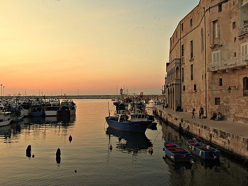 sunset tramonto barche porto palazzo centrostorico monopoli portovecchio gozzi pescherecci