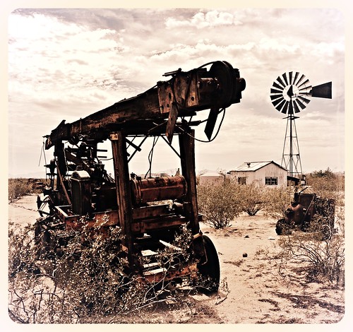 windmillwednesday windmill waterpump rust machine vintage old magnificent crane route66 california museum desert discarded mojavedesertheritageandculturalcenter