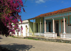 Casas tradicionales de principio de siglo XX frente a la 'Casa de los Chivos', Camajuaní 2007