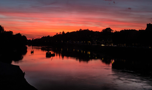 france loirevalley paysdeloire panasonic lumix summer sunset water river chinon vienne riviere rivierevienne boats pink