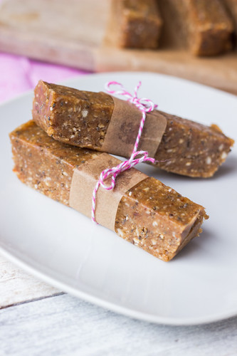 A simple, #nobake protein bar that's packed with nutrients to fuel you through the day!