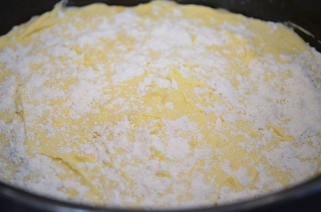 The batter with the top coated with flour.