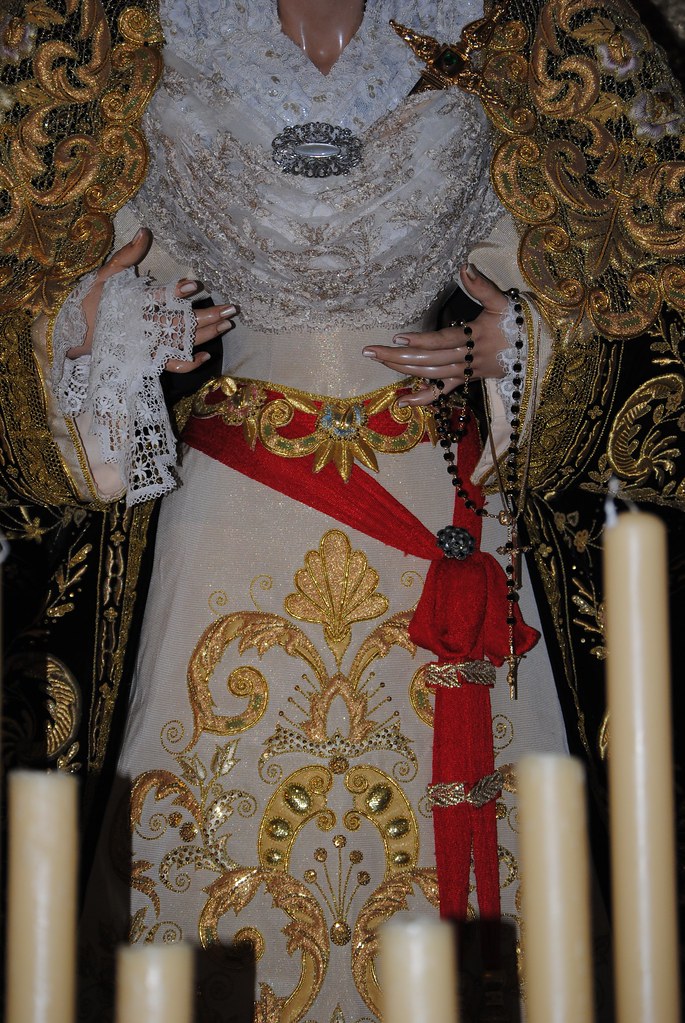 El cuidado de los detalles dota al palio de la Virgen de los Dolores de una extraordinaria belleza. FOTO: ÁNGEL MEDINA LAÍN
