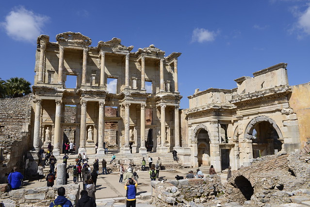 圖書館是艾菲索斯 (Ephesus) 遺跡中保存最好的建築物，也是最醒目的地標，即使只有前門保留下來，但仍讓遊客無法抵抗其魅力。其門口有四座女神的雕像，分別象徵智慧、知識、思想和美德，但為複製品，真品置於維也納博物館。