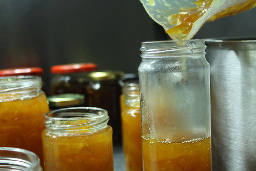 Filling recycled jars with hot marmalade
