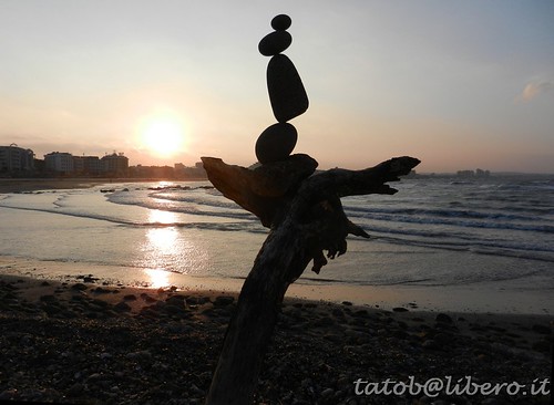 tramonto stones silhouettes driftwood sassi equilibrio rockbalancing rebranca cattolicarn italy2013