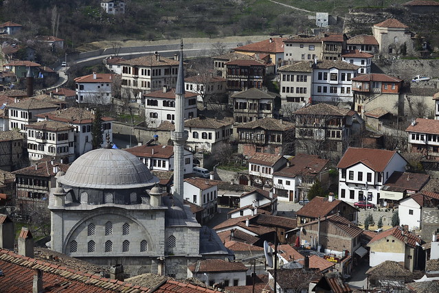 登上高處，從夫杜爾克山丘 (Hıdırlık Tepesi) 的觀景台向下望，可以一覽番紅花城的全貌。