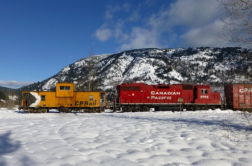 snow canada train caboose boxcar railyard cpr freight boxcars kraft switcher switching castlegar gp382 p1000406 cp3064