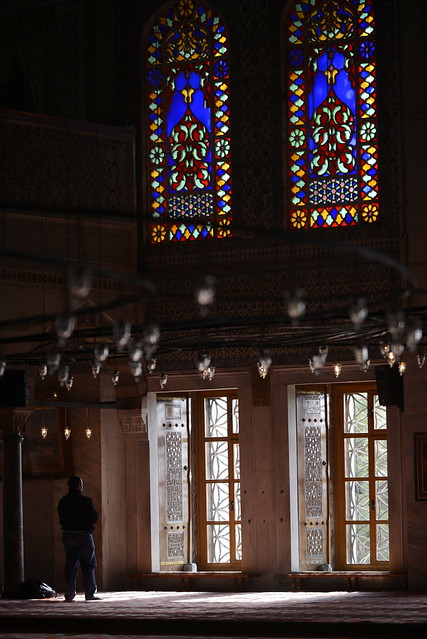 藍色清真寺雖然是因為其內部磚塊所用的顏色而得名，但更為顯著的是類似教堂的彩色玻璃窗戶，融合基督教和回教的風格，違和感並不強烈。現場各大旅行團、遊客眾多，不愧是伊斯坦堡的重點旅遊區域。