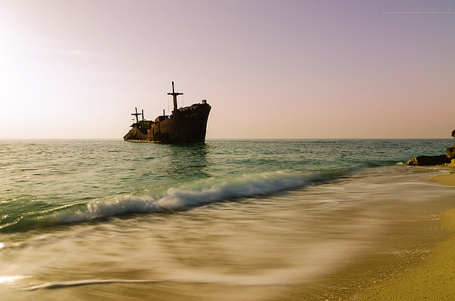 Un barco griego en la isla de Kish
