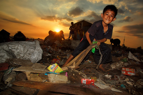 boy sunset kid garbage child philippines manila landfill scavenger dumpsite tondo