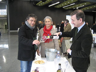 El reputado "chef" Ricardo Pérez realiza su labor de cata de los vinos de Valenciso.