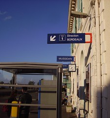 Gare de Mussidan-panneaux et abri voyageurs