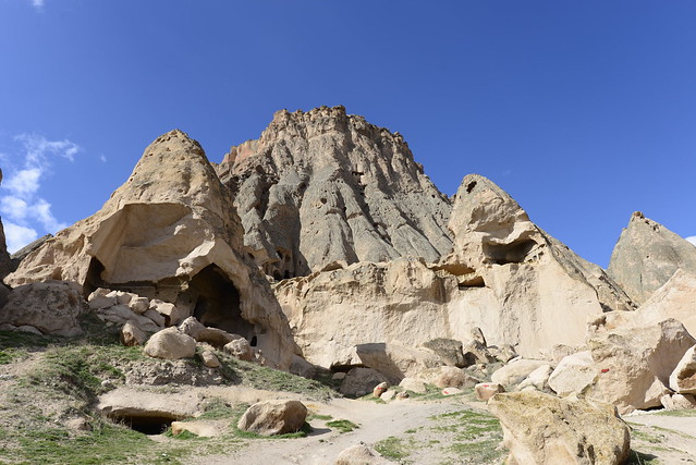 Selime Katedrali (Monastery) 位在 Ihlara 峽谷的北端，是一個頗具規模的洞穴教堂及洞穴屋群，為 Green Tour 的第四個景點。需爬上一小丘後方能看見半山腰的洞穴。