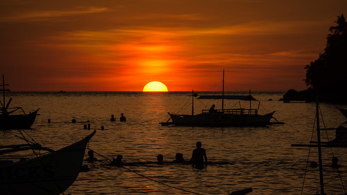 philippinen sipalay beach strand meer bucht sea sonnenuntergang sunset orange red rot boote boats swimming baden sony sonynex nex7