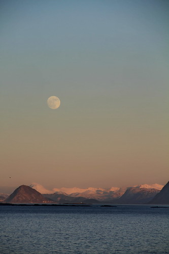 moon west norway coast norwegen oc måne kyst noreg runde erlingsivertsen sukkertoppen rundeisland goksøyr heesa