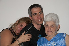 Hermanitos con su abuelita Nieves. Camajuaní, provincia de Villa Clara, Cuba - 2013