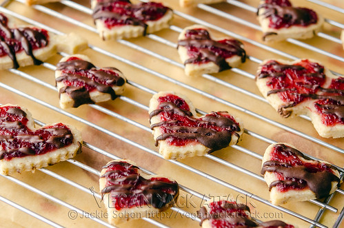 Cranberry Shortbread Cookies- Crunchy shortbread cookies topped with a thin layer of homemade cranberry jam and drizzled with chocolate.
